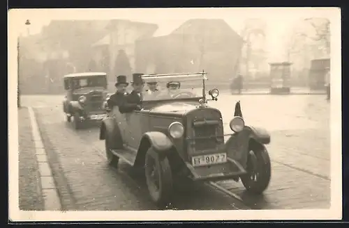Foto-AK Auto Wanderer W10 /I 6 /30 (1926), Herren mit Zylinder fahren über die Strasse