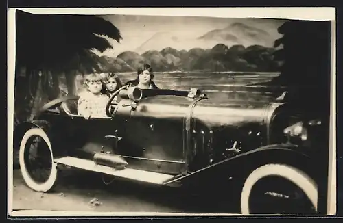 Foto-AK Auto G. N. (1920), Mädchen sitzen vor einer Studiokulisse im KFZ