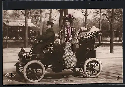 AK Auto Electromobile (1907), Schauspielerin Arlette Dorgere verlässt den Wagen