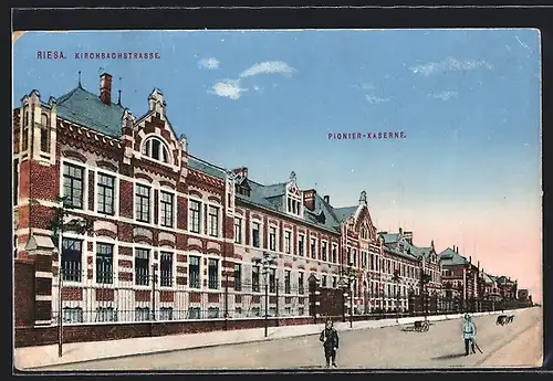AK Riesa, Kirchbachstrasse mit Pionier-Kaserne und Soldaten