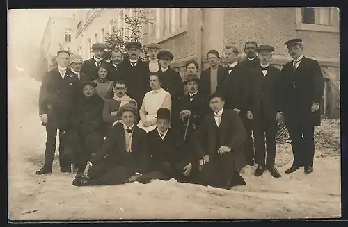 Foto-AK Bad Reiboldsgrün i. Vogtl., Gruppenbild im Schnee