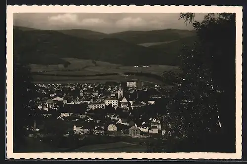 AK Mähr. Schönberg, Ortsansicht mit Kirche und Backsteinhaus