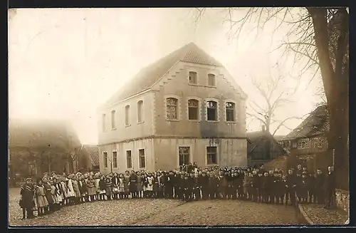 Foto-AK Badersleben, Schüler vor dem alten Schulhaus 1914