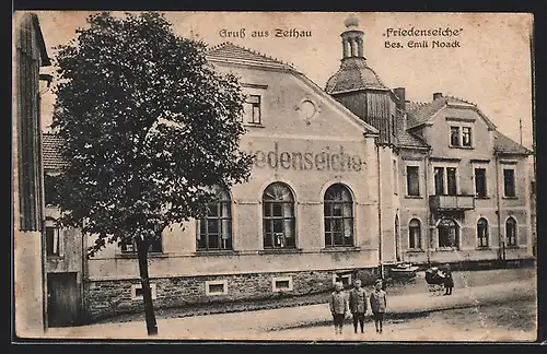 AK Zethau, Gasthaus Friedenseiche E. Noack mit Turmgebäude, Strassenansicht