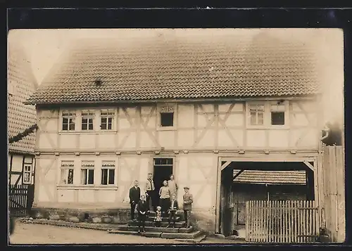 Foto-AK Untersuhl /Gerstungen, Fachwerk-Geschäft mit Gruppe im Eingang