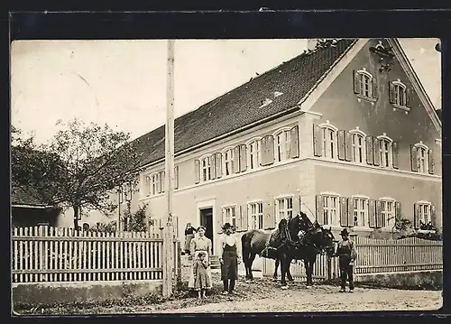 Foto-AK Langweid /Lech, Gehöft-Landhaus Scherer mit Bewohnern und Pferden, 1914