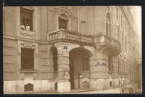Foto-AK München, Wohnhaus Prinzregentenstrasse 26 mit Bewohnerinnen im Fenster, Teilansicht, 1913