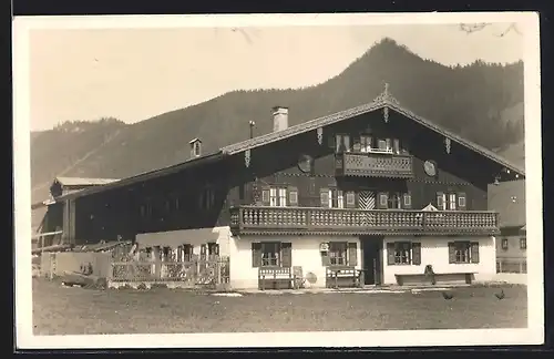 Foto-AK Aurach /Fischbachau, Gasthof zum Orgelbauern mit Bergpanorama
