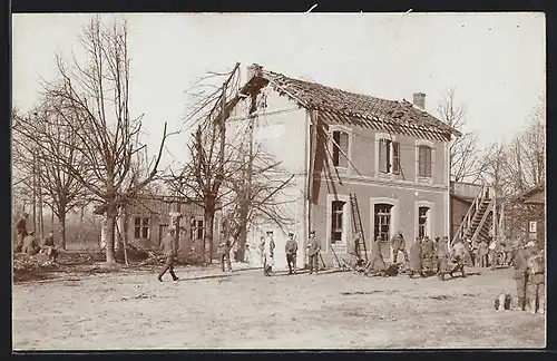 Foto-AK Betheniville, Kaputtes Haus am Bahnhof