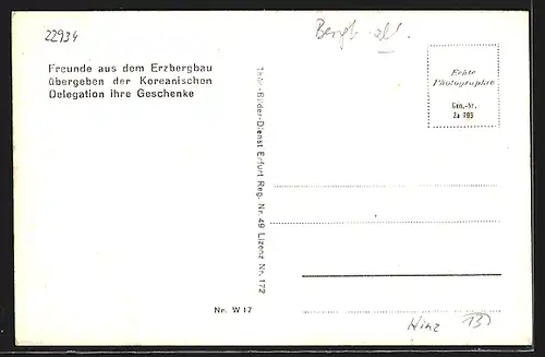 AK Freunde aus dem Erzbergbau übergeben der Koreanischen Delegation ihre Geschenke, DDR-Propaganda