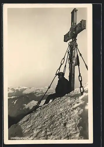 AK Bergsteiger sitzt am Grossglocknerkreuz