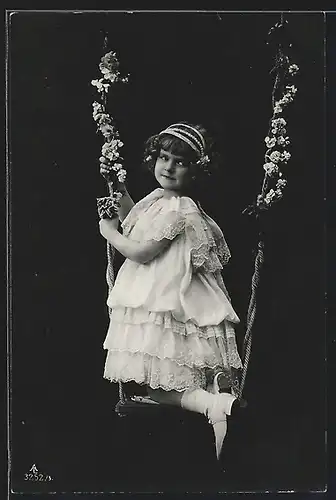 AK Niedliches Mädchen im hübschen Kleidchen auf einer mit Blumen geschmückten Schaukel sitzend
