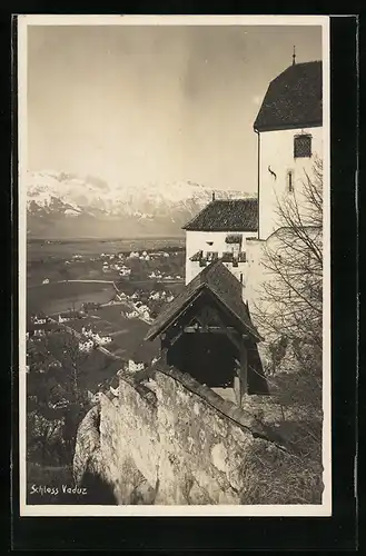 AK Vaduz, Schloss Vaduz mit Stadtblick