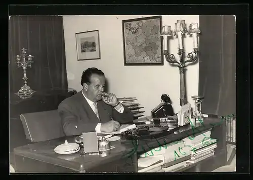 AK Opernsänger Herbert Alsen am Arbeitstisch mit Zigarre, original Autograph