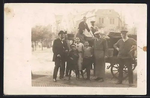 AK Worms a. Rh., Familie steht mit Bediensteten vor einer Pferdekutsche