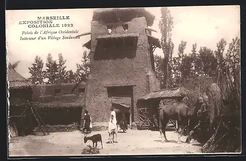 AK Marseille, Exposition coloniale 1922, Palais de l` Afrique Occidentale Intèrieur d` un Village Soudanaise