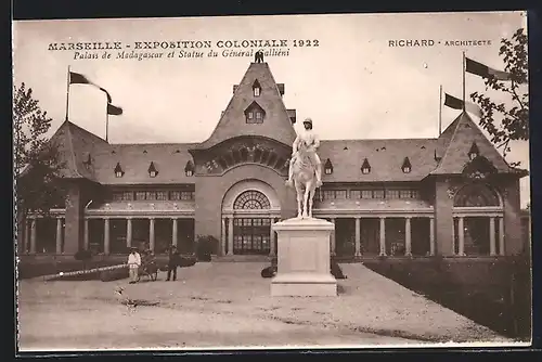 AK Marseille, Exposition coloniale 1922, Palais de Madagascar et Statue du Général Galliéni