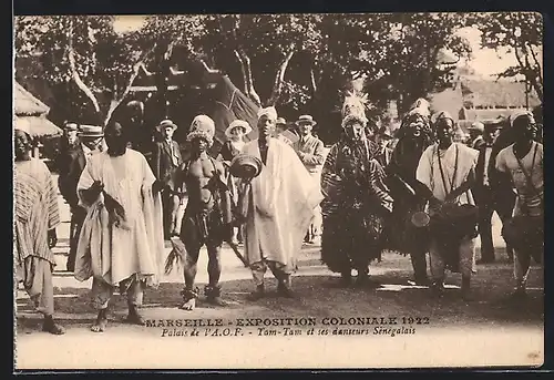 AK Marseille, Exposition coloniale 1922, Palais de l` A. O. F. Tam-Tam et ses danseurs Sénégalais