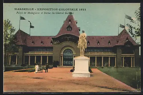 AK Marseille, Exposition coloniale 1922, Palais de Madagascar et Statue du Gènèral Gallieni