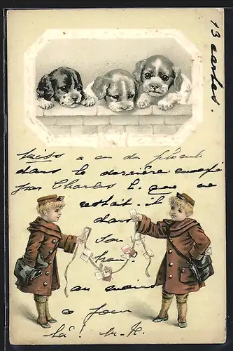 AK Zwei Briefträger werden von Hundewelpen beobachtet