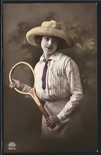 AK Junge Frau beim Tennis