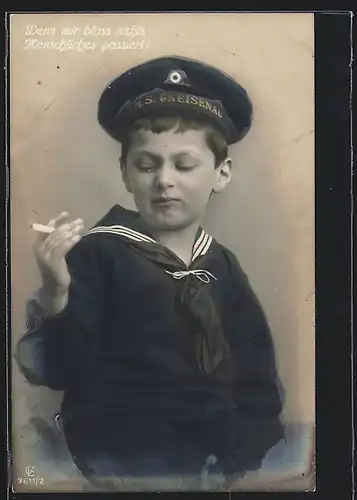AK Kinder Kriegspropaganda, Junge in Matrosen-Uniform mit Zigarette