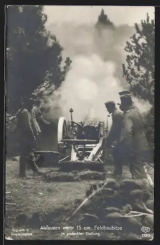 AK Soldaten der Artillerie beim Abfeuern einer 15 cm Feldhaubitze in gedeckter Stellung