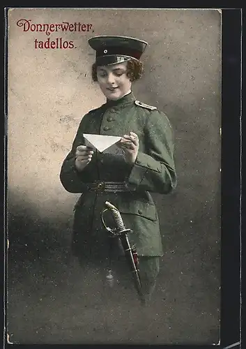 AK Frau als Soldat in Uniform liest ihre Post-Donnerwetter tadellos