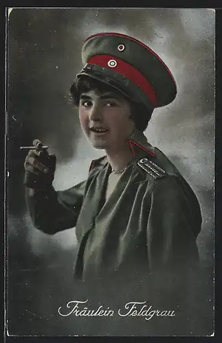 AK Frau in feldgrauer Uniform mit Zigarette