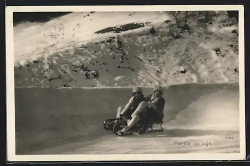 AK Partie de luge, zwei Mädchen auf einem Schlitten