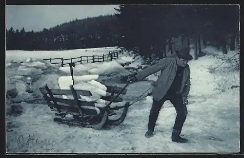 AK Mann zieht einen Schlitten im winterlichen Wald