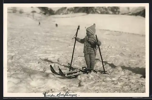 AK Kleiner Junge im Winter auf Ski