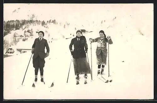 AK Drei Skifahrer beim Langlauf