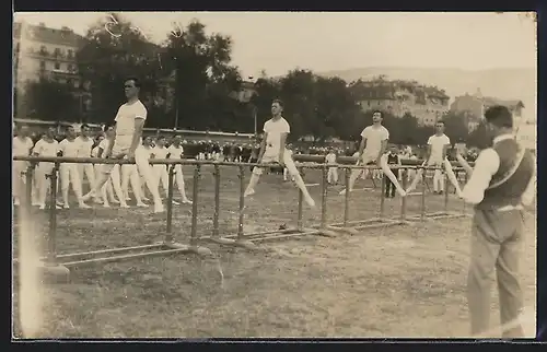 AK Turner bei einer Übung am Barren