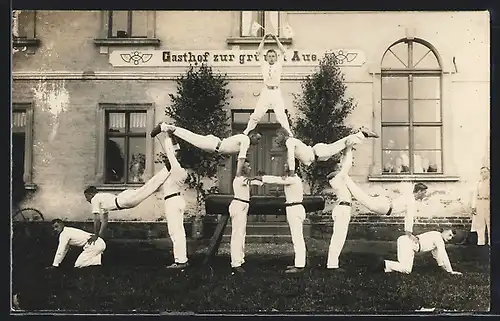 AK Turner bei einer Vorführung vor dem Gasthof zur grünen Aue
