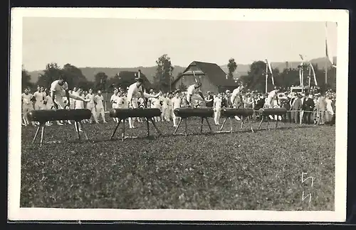 AK Turner bei einer Übung am Seitpferd