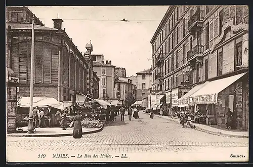 AK Nimes, La Rue des Halles