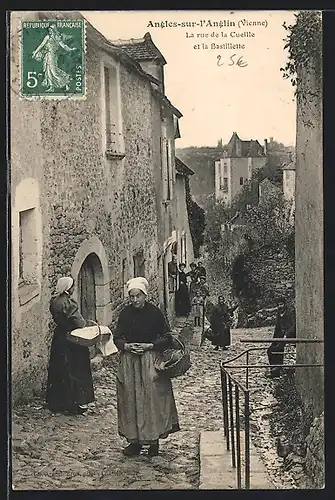 AK Angles-sur-L`Anglin, La rue de la Cueille