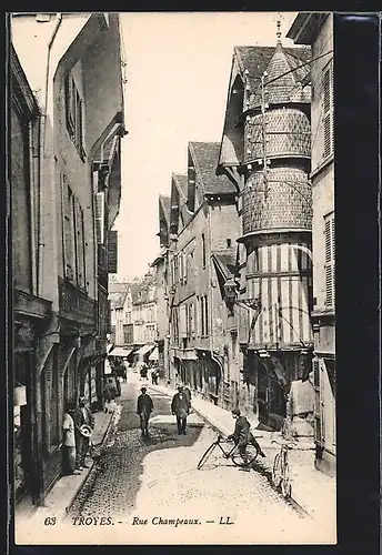 AK Troyes, Rue Champeaux, Mann auf einem Fahrrad
