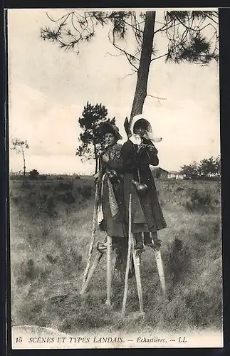AK Scènes et Types Landais, Échassieres, zwei junge Frauen auf Stelzen lehnen an einem Baumstamm
