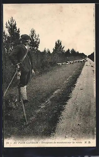 AK Au Pays Landais, Troupeau de moutons sur la route-Mann in Tracht von Aquitanien / Aquitaine