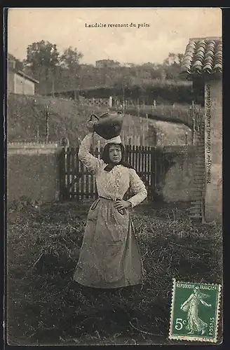 AK Landaise revenant du puits, Frau in Tracht aus Aquitanien / Aquitaine