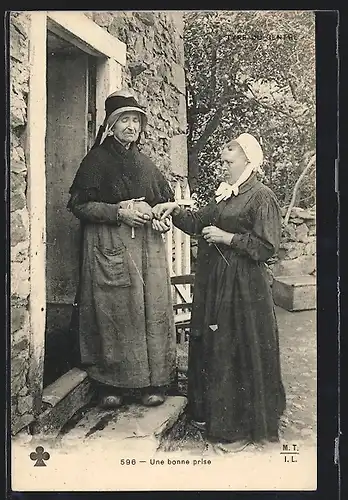 AK Limousin, Une bonne prise, zwei Frauen in Tracht vor dem Haus