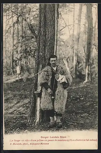 AK Berger Landais filant, Mann in Tracht Aquitanien / Aquitaine