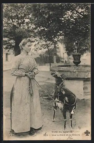 AK Dame mit Ziege an einem Brunnen