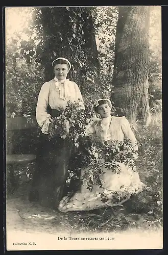 AK Touraine, Junge Damen mit Blumensträussen im Arm, Types du Centre