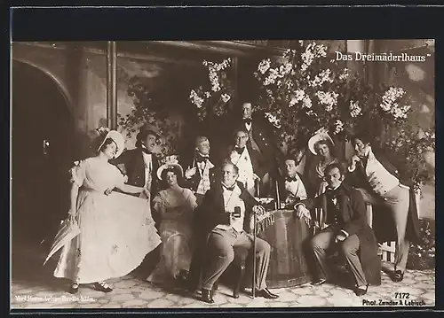 AK Männer und Frauen sitzen und stehen um einen Tisch herum, Filmszene aus Das Dreimäderlhaus