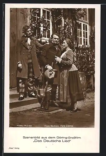 AK Das Deutsche Lied, Helmut Rudolph, Franz Baumann und Maria Zelenka stehen in einer Filmszene vor einem Gebäude