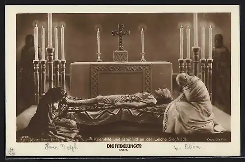 AK Filmszene Die Nibelungen, I. Teil, Kriemhild und Brunhild an der Leiche Siegfrieds