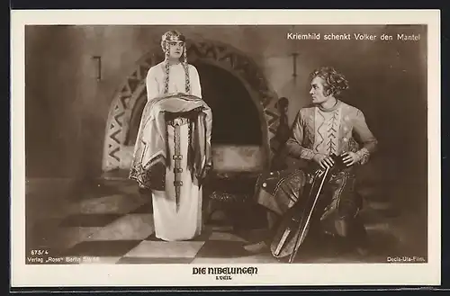 AK Die Nibelungen I. Teil, Kriemhild schenkt Volker den Mantel, Filmszene